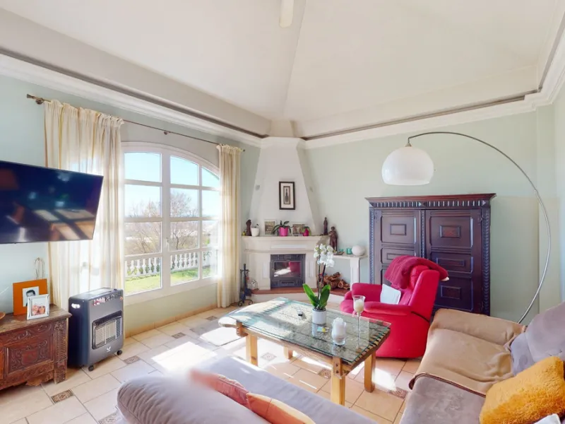 Have you always dreamed of a large, stately home with space for the whole family? Then we have the perfect property for you. This villa of about 500m2 is divided into two semi-detached houses. Two residential units with their own entrances and five levels