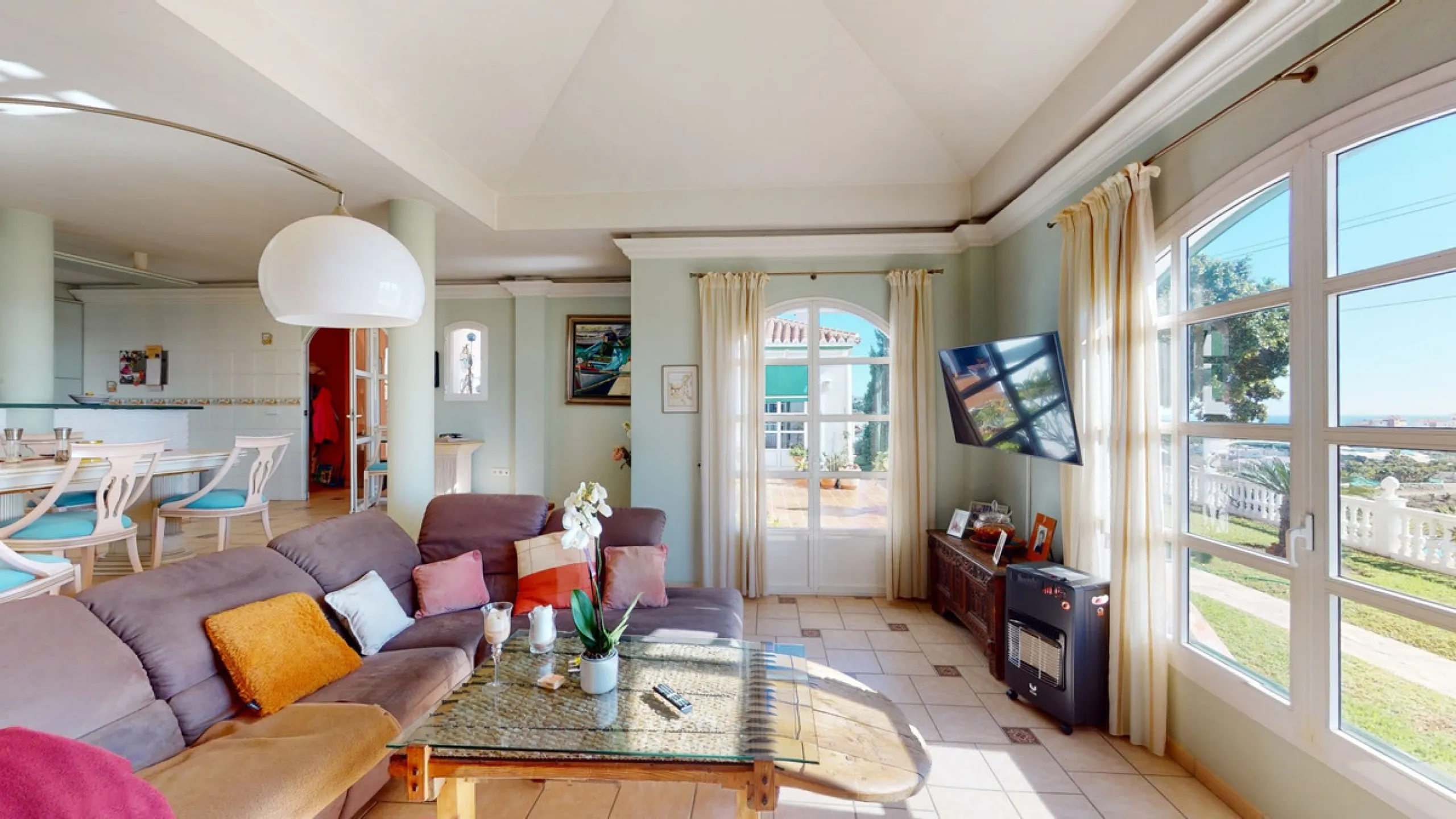 Have you always dreamed of a large, stately home with space for the whole family? Then we have the perfect property for you. This villa of about 500m2 is divided into two semi-detached houses. Two residential units with their own entrances and five levels