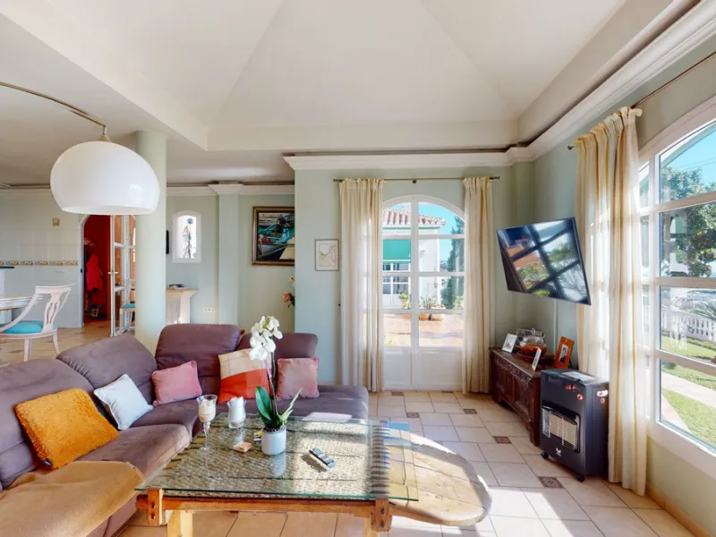 Have you always dreamed of a large, stately home with space for the whole family? Then we have the perfect property for you. This villa of about 500m2 is divided into two semi-detached houses. Two residential units with their own entrances and five levels