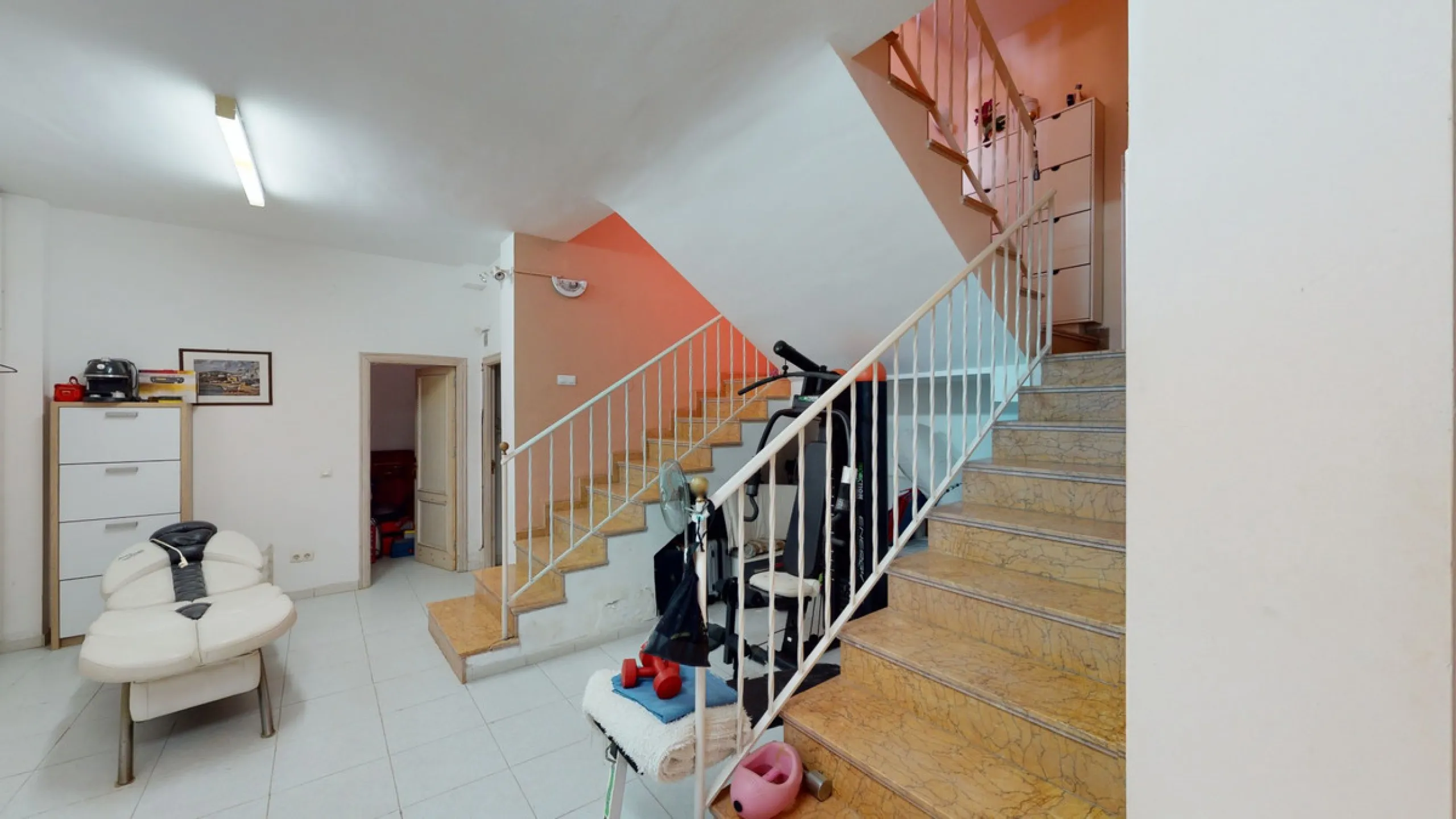 Have you always dreamed of a large, stately home with space for the whole family? Then we have the perfect property for you. This villa of about 500m2 is divided into two semi-detached houses. Two residential units with their own entrances and five levels