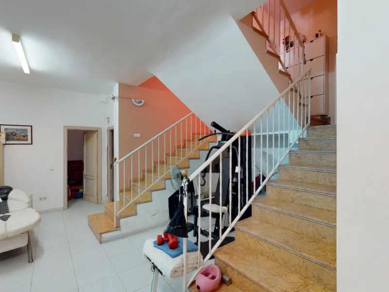 Have you always dreamed of a large, stately home with space for the whole family? Then we have the perfect property for you. This villa of about 500m2 is divided into two semi-detached houses. Two residential units with their own entrances and five levels