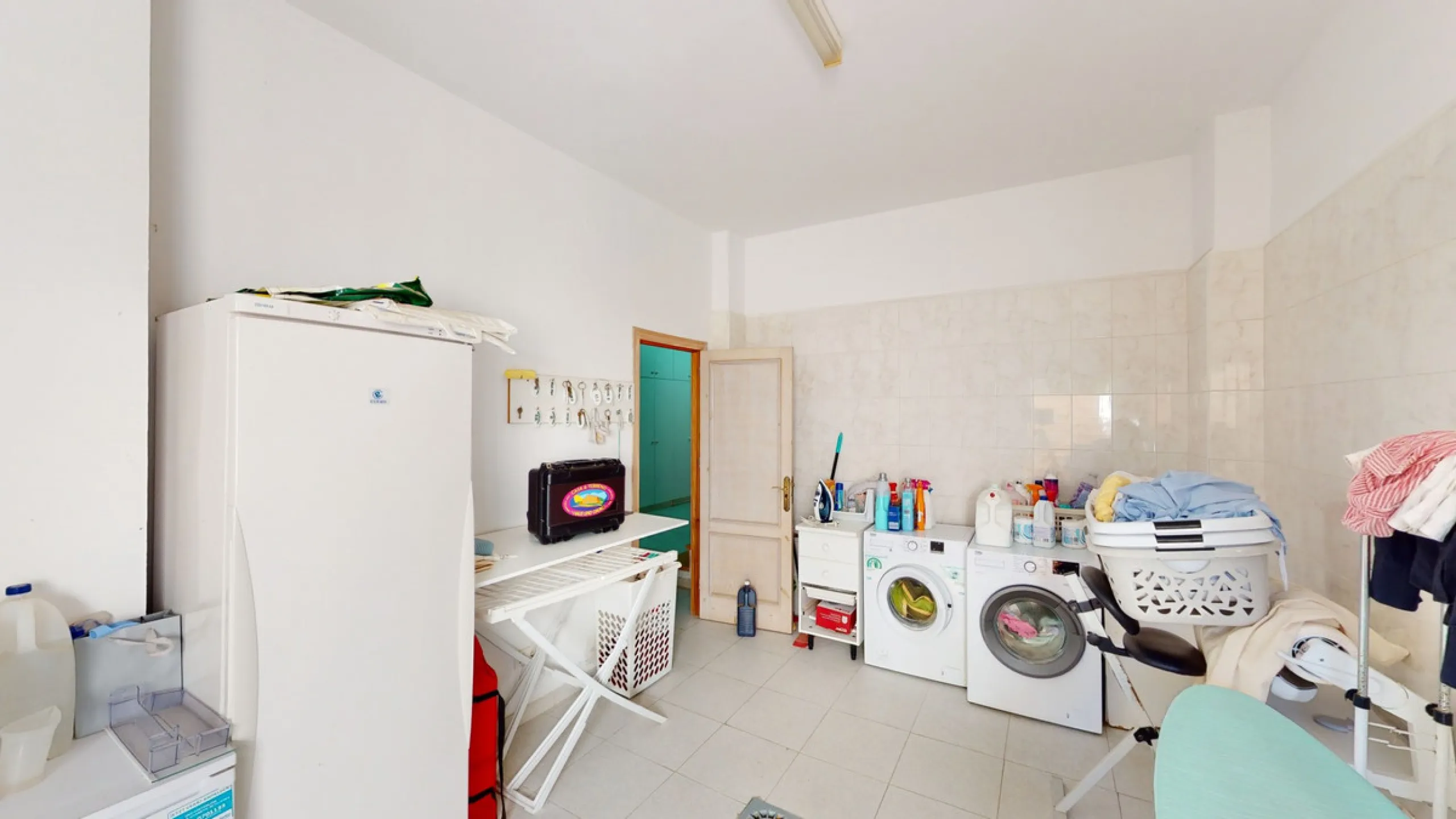 Have you always dreamed of a large, stately home with space for the whole family? Then we have the perfect property for you. This villa of about 500m2 is divided into two semi-detached houses. Two residential units with their own entrances and five levels