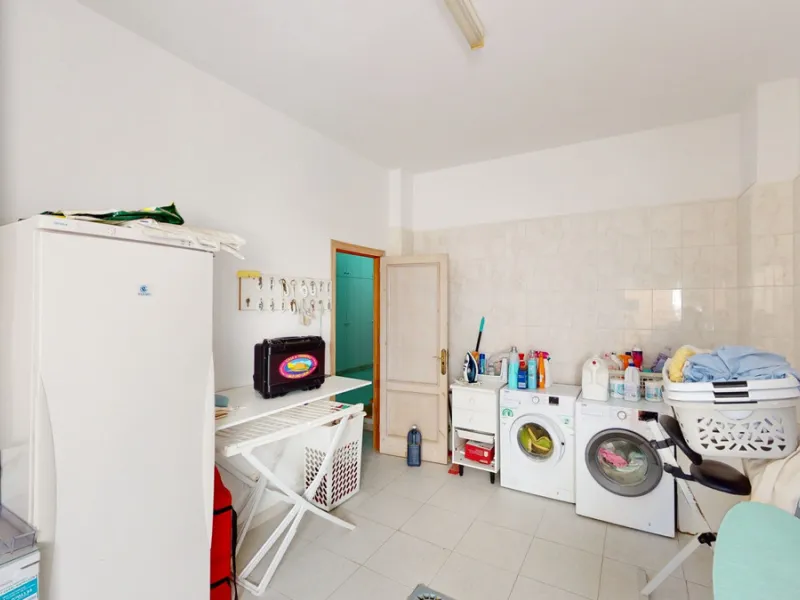 Have you always dreamed of a large, stately home with space for the whole family? Then we have the perfect property for you. This villa of about 500m2 is divided into two semi-detached houses. Two residential units with their own entrances and five levels