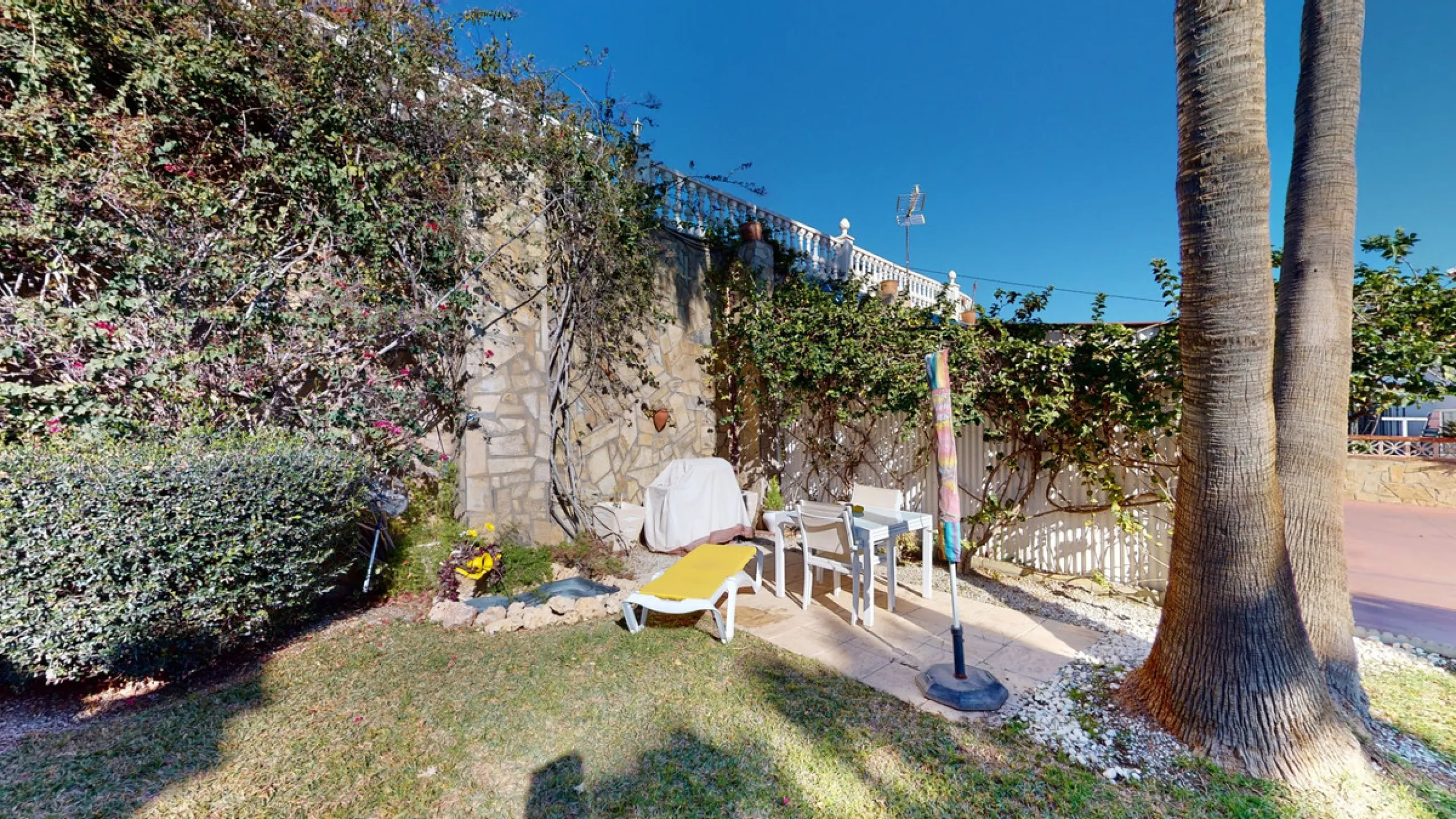Have you always dreamed of a large, stately home with space for the whole family? Then we have the perfect property for you. This villa of about 500m2 is divided into two semi-detached houses. Two residential units with their own entrances and five levels