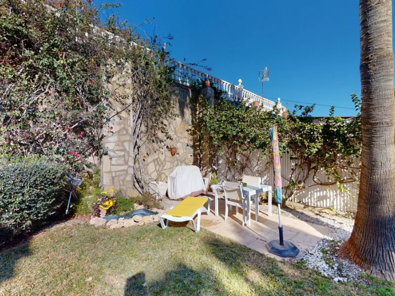 Have you always dreamed of a large, stately home with space for the whole family? Then we have the perfect property for you. This villa of about 500m2 is divided into two semi-detached houses. Two residential units with their own entrances and five levels