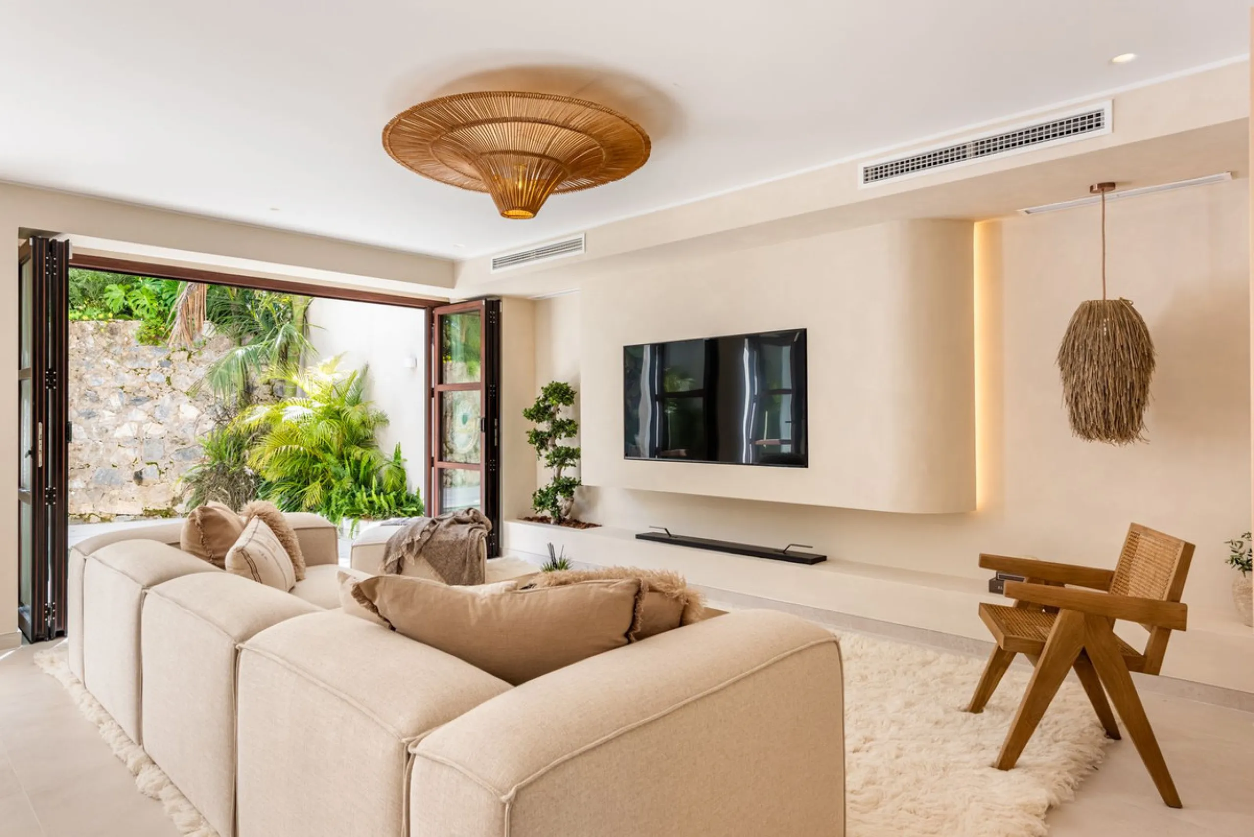 A fully renovated and exceptional townhouse located in the charming and highly sought-after community of La Virginia, on Marbella's prestigious Golden Mile.