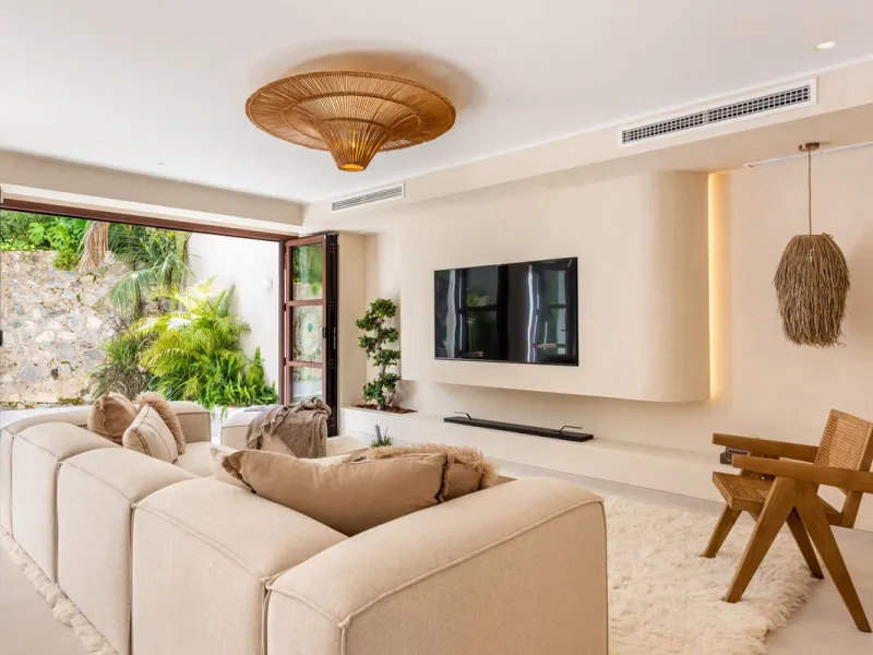 A fully renovated and exceptional townhouse located in the charming and highly sought-after community of La Virginia, on Marbella's prestigious Golden Mile.