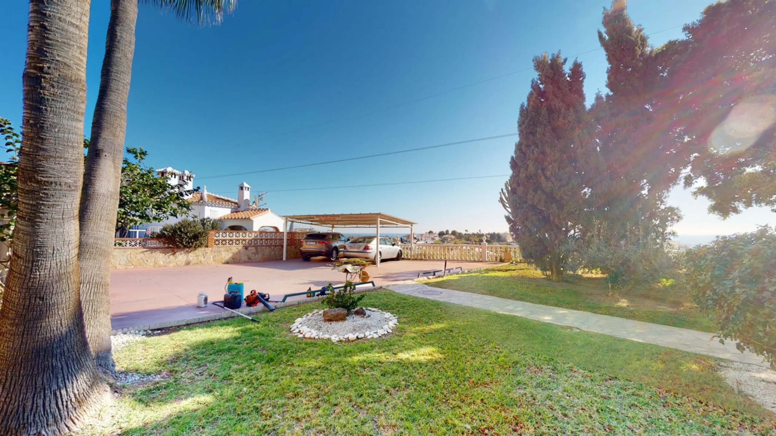 Have you always dreamed of a large, stately home with space for the whole family? Then we have the perfect property for you. This villa of about 500m2 is divided into two semi-detached houses. Two residential units with their own entrances and five levels
