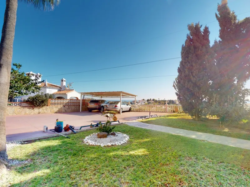 Have you always dreamed of a large, stately home with space for the whole family? Then we have the perfect property for you. This villa of about 500m2 is divided into two semi-detached houses. Two residential units with their own entrances and five levels