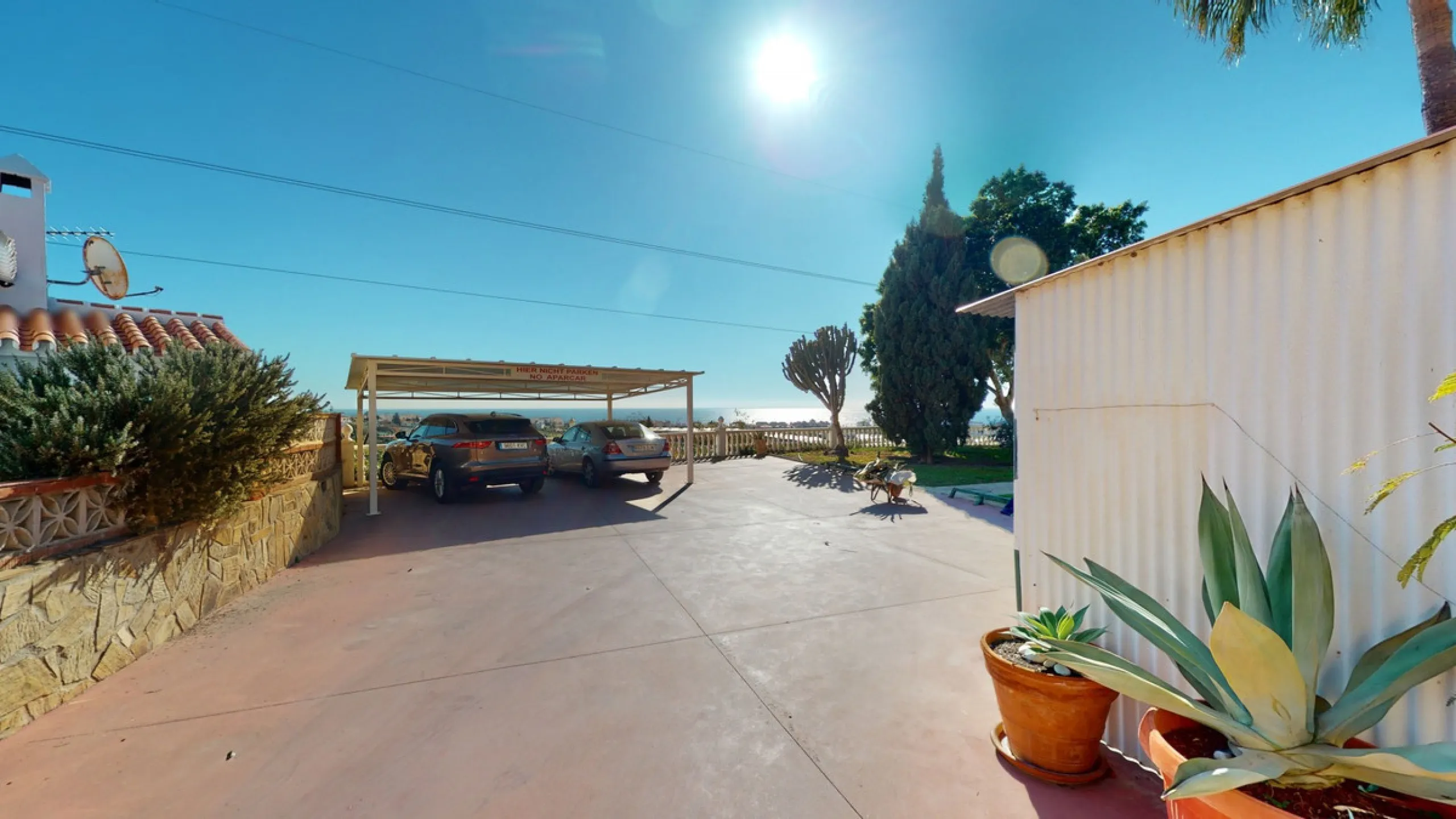 Have you always dreamed of a large, stately home with space for the whole family? Then we have the perfect property for you. This villa of about 500m2 is divided into two semi-detached houses. Two residential units with their own entrances and five levels