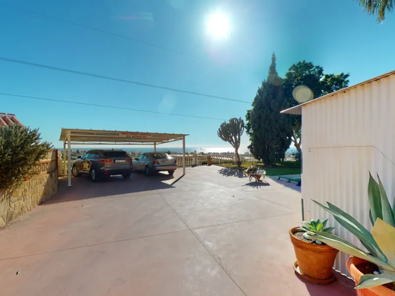 Have you always dreamed of a large, stately home with space for the whole family? Then we have the perfect property for you. This villa of about 500m2 is divided into two semi-detached houses. Two residential units with their own entrances and five levels