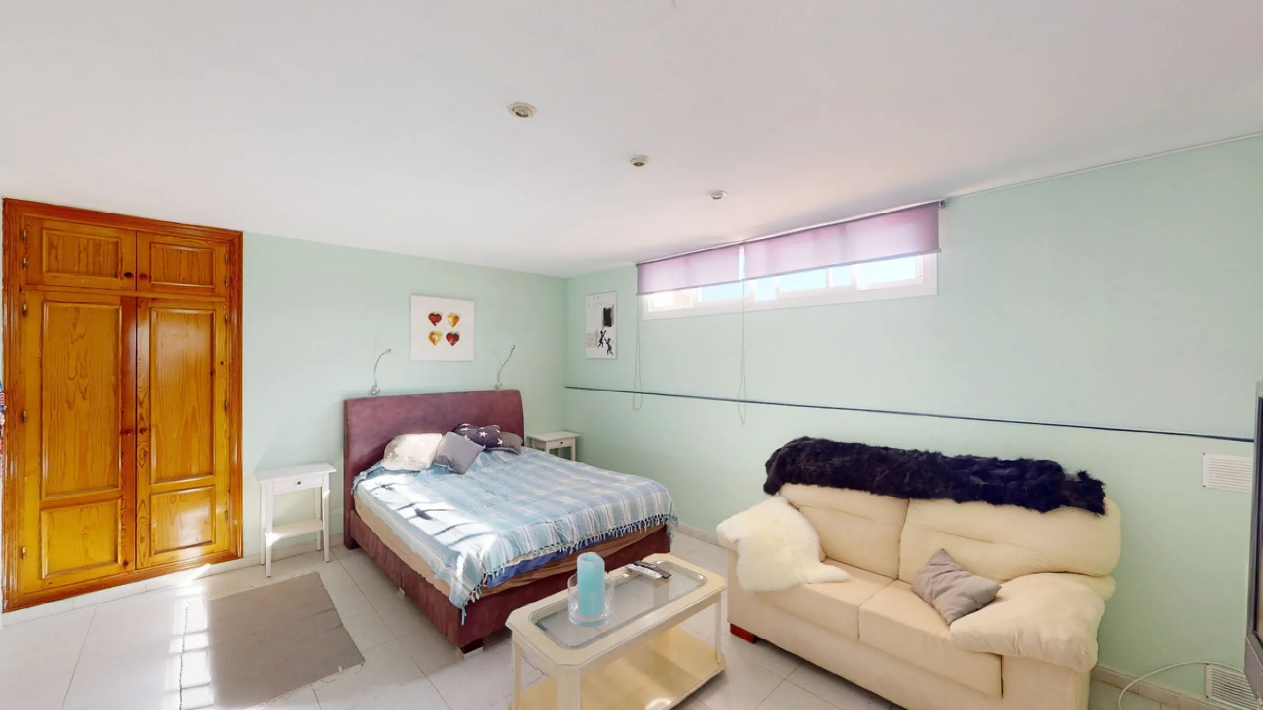 Have you always dreamed of a large, stately home with space for the whole family? Then we have the perfect property for you. This villa of about 500m2 is divided into two semi-detached houses. Two residential units with their own entrances and five levels
