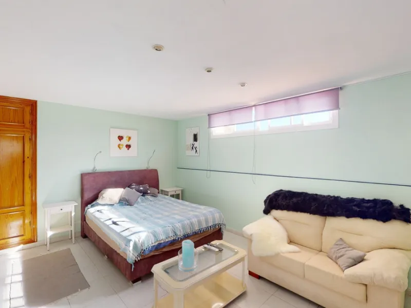 Have you always dreamed of a large, stately home with space for the whole family? Then we have the perfect property for you. This villa of about 500m2 is divided into two semi-detached houses. Two residential units with their own entrances and five levels