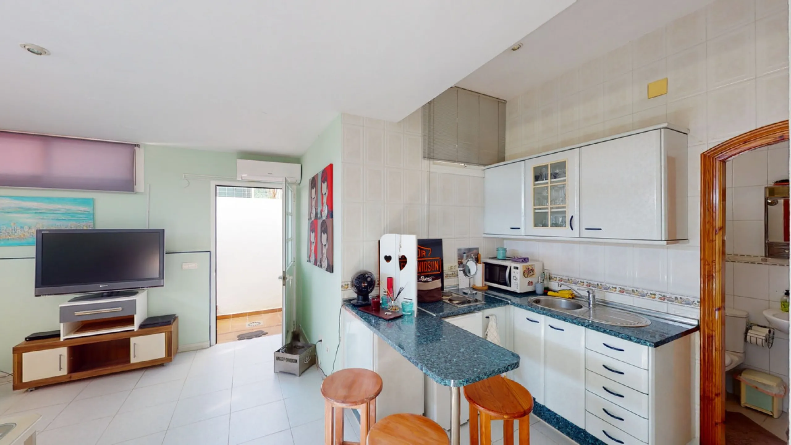 Have you always dreamed of a large, stately home with space for the whole family? Then we have the perfect property for you. This villa of about 500m2 is divided into two semi-detached houses. Two residential units with their own entrances and five levels