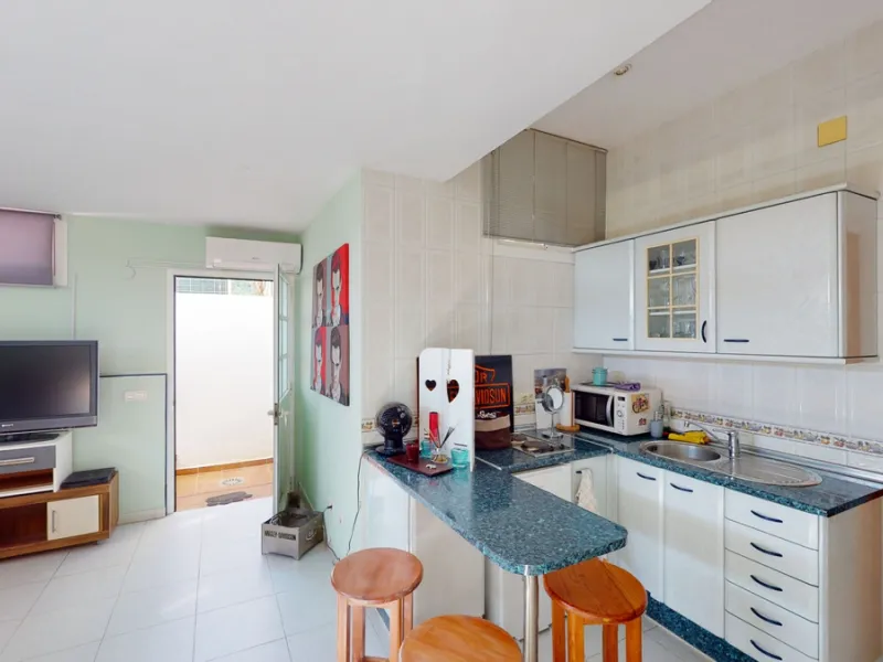 Have you always dreamed of a large, stately home with space for the whole family? Then we have the perfect property for you. This villa of about 500m2 is divided into two semi-detached houses. Two residential units with their own entrances and five levels