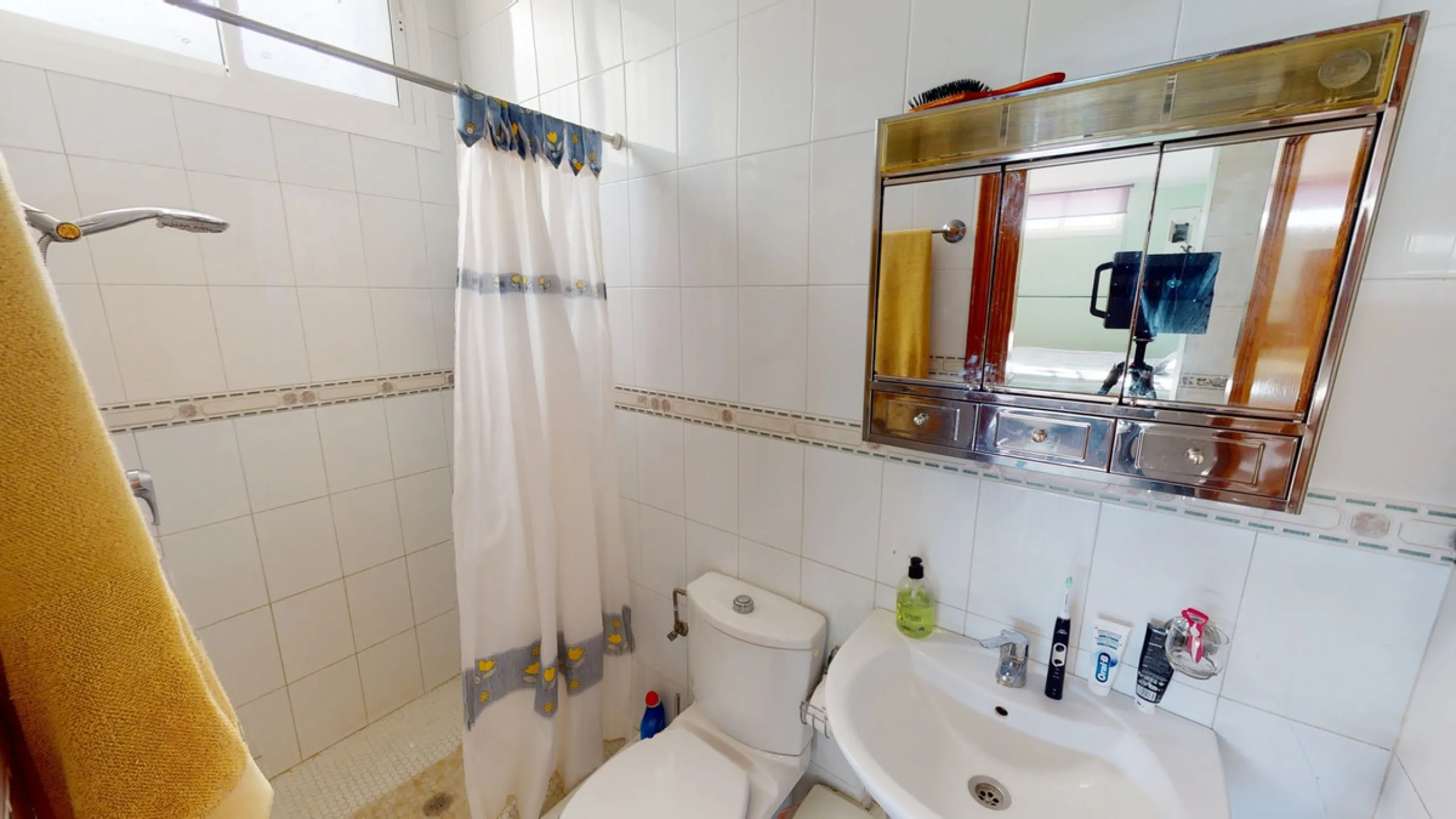 Have you always dreamed of a large, stately home with space for the whole family? Then we have the perfect property for you. This villa of about 500m2 is divided into two semi-detached houses. Two residential units with their own entrances and five levels