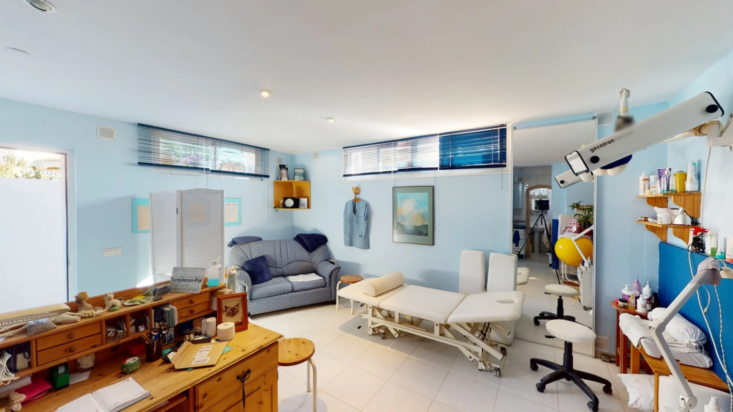 Have you always dreamed of a large, stately home with space for the whole family? Then we have the perfect property for you. This villa of about 500m2 is divided into two semi-detached houses. Two residential units with their own entrances and five levels
