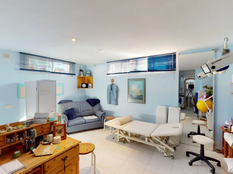 Have you always dreamed of a large, stately home with space for the whole family? Then we have the perfect property for you. This villa of about 500m2 is divided into two semi-detached houses. Two residential units with their own entrances and five levels