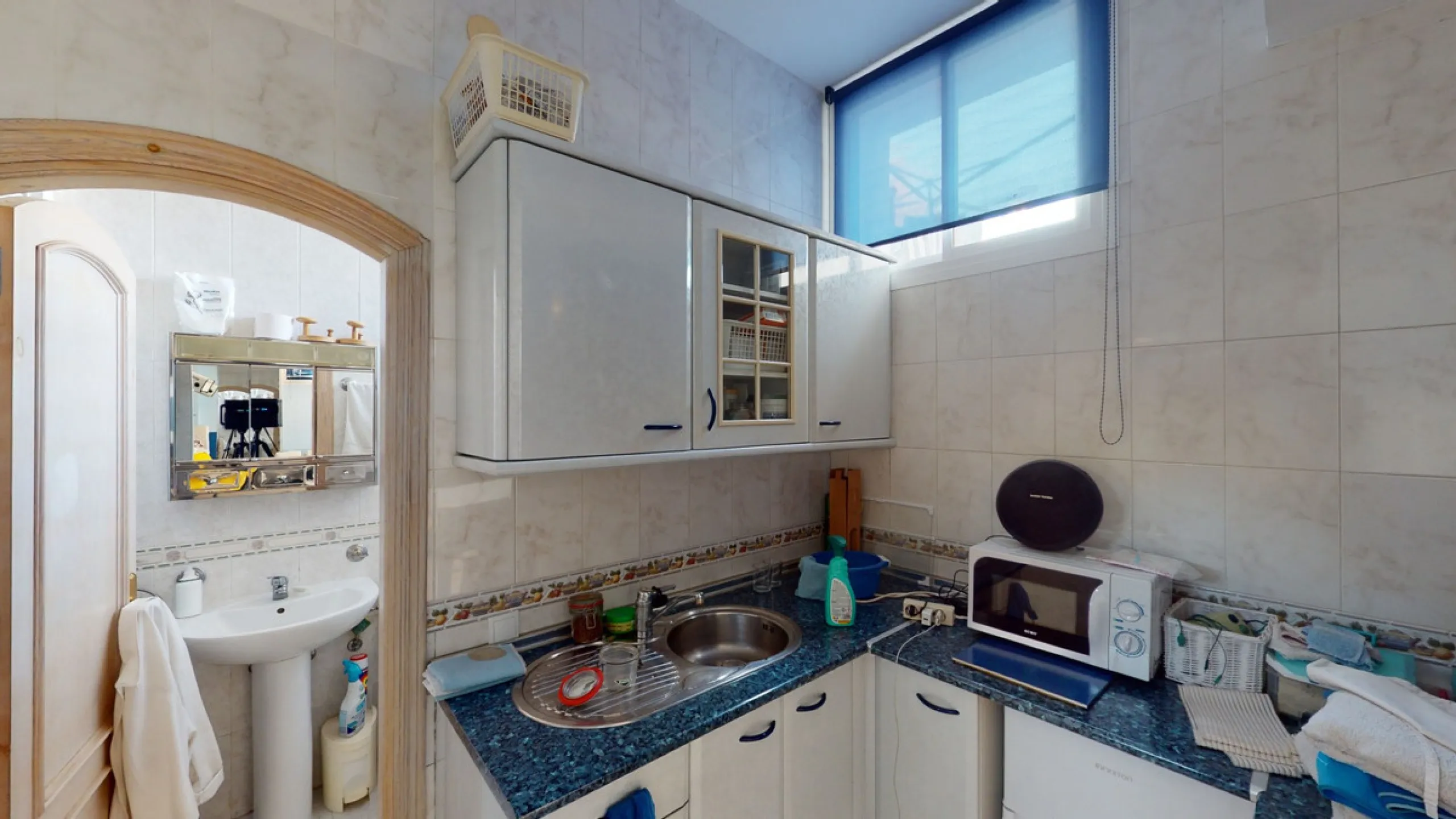 Have you always dreamed of a large, stately home with space for the whole family? Then we have the perfect property for you. This villa of about 500m2 is divided into two semi-detached houses. Two residential units with their own entrances and five levels