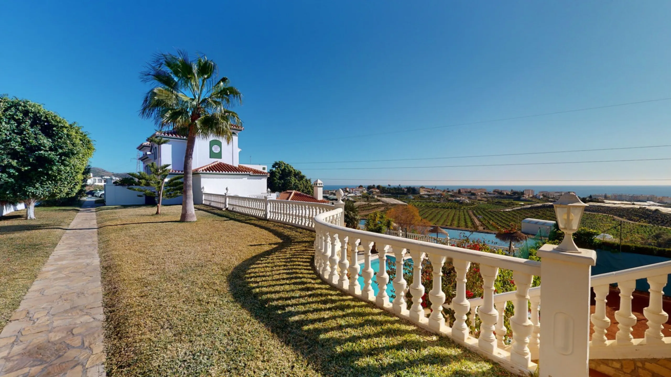 Have you always dreamed of a large, stately home with space for the whole family? Then we have the perfect property for you. This villa of about 500m2 is divided into two semi-detached houses. Two residential units with their own entrances and five levels