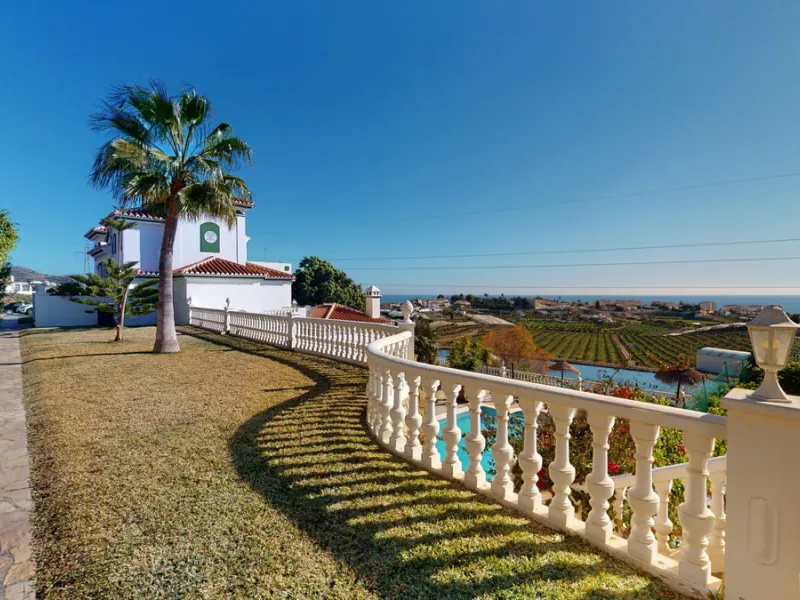 Have you always dreamed of a large, stately home with space for the whole family? Then we have the perfect property for you. This villa of about 500m2 is divided into two semi-detached houses. Two residential units with their own entrances and five levels