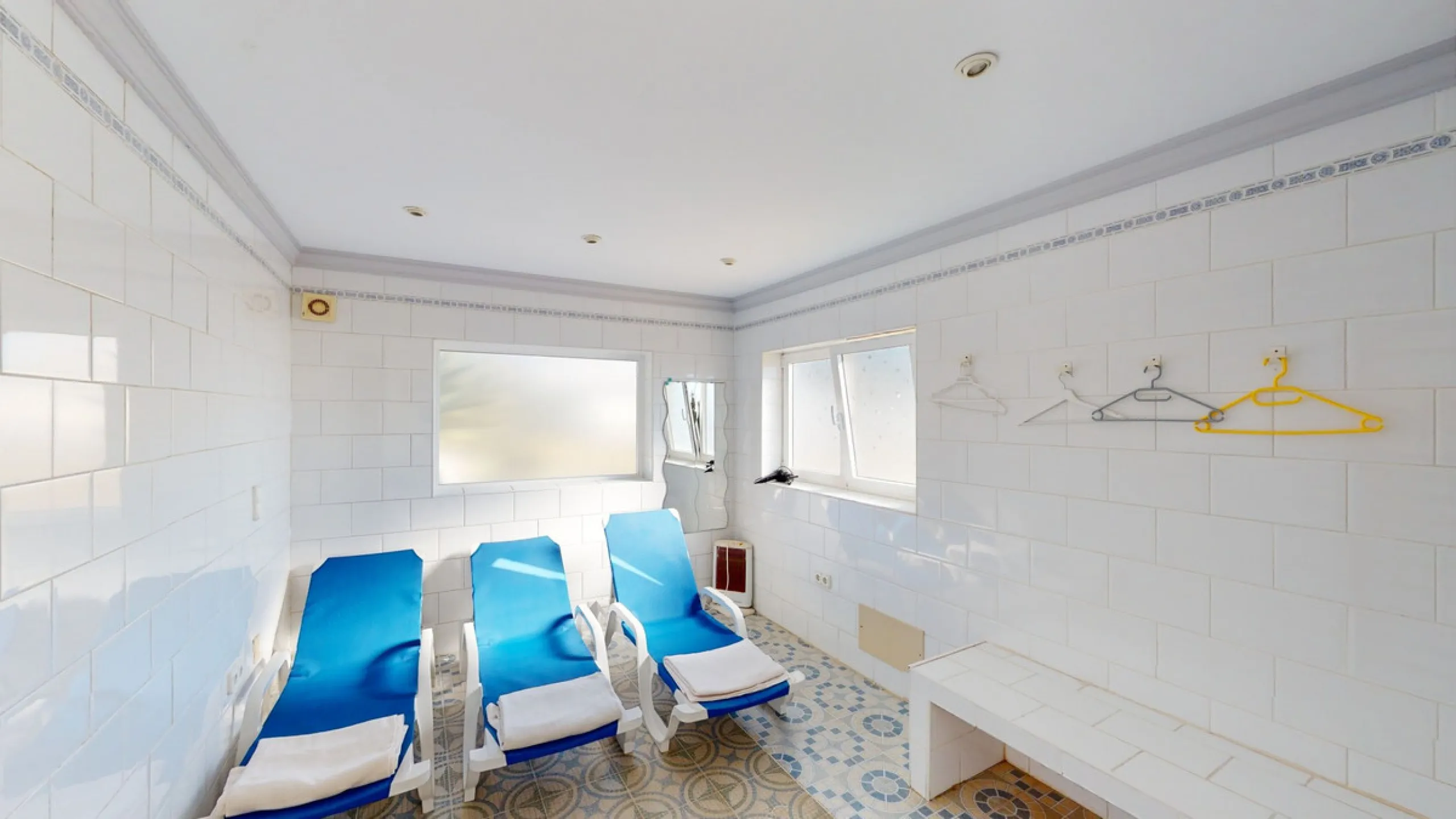 Have you always dreamed of a large, stately home with space for the whole family? Then we have the perfect property for you. This villa of about 500m2 is divided into two semi-detached houses. Two residential units with their own entrances and five levels
