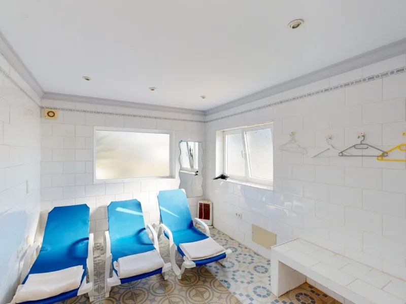 Have you always dreamed of a large, stately home with space for the whole family? Then we have the perfect property for you. This villa of about 500m2 is divided into two semi-detached houses. Two residential units with their own entrances and five levels