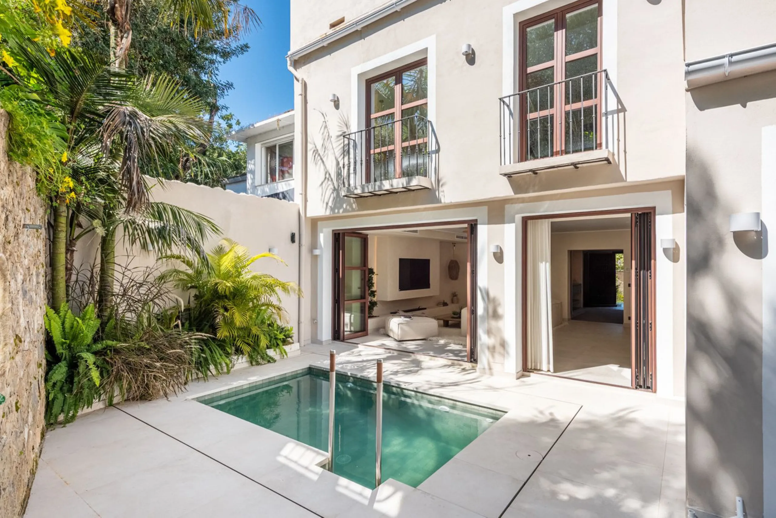 A fully renovated and exceptional townhouse located in the charming and highly sought-after community of La Virginia, on Marbella's prestigious Golden Mile.