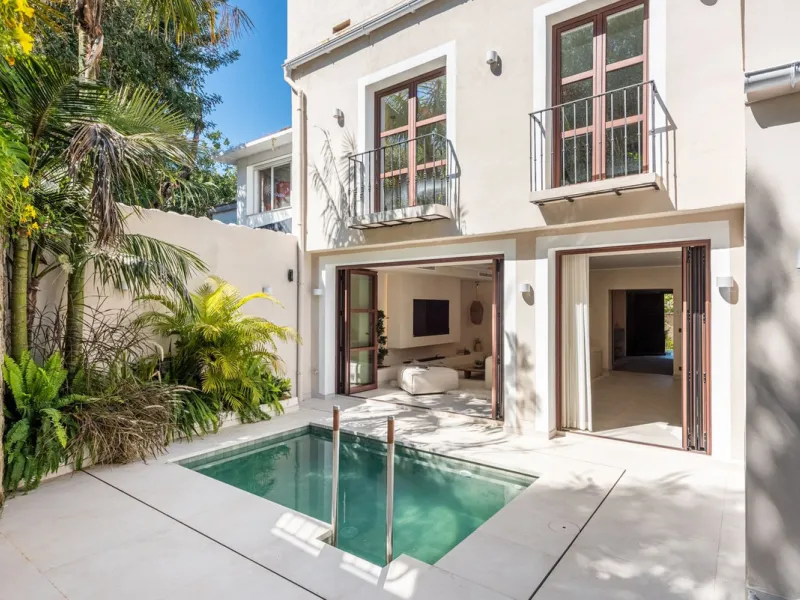 A fully renovated and exceptional townhouse located in the charming and highly sought-after community of La Virginia, on Marbella's prestigious Golden Mile.