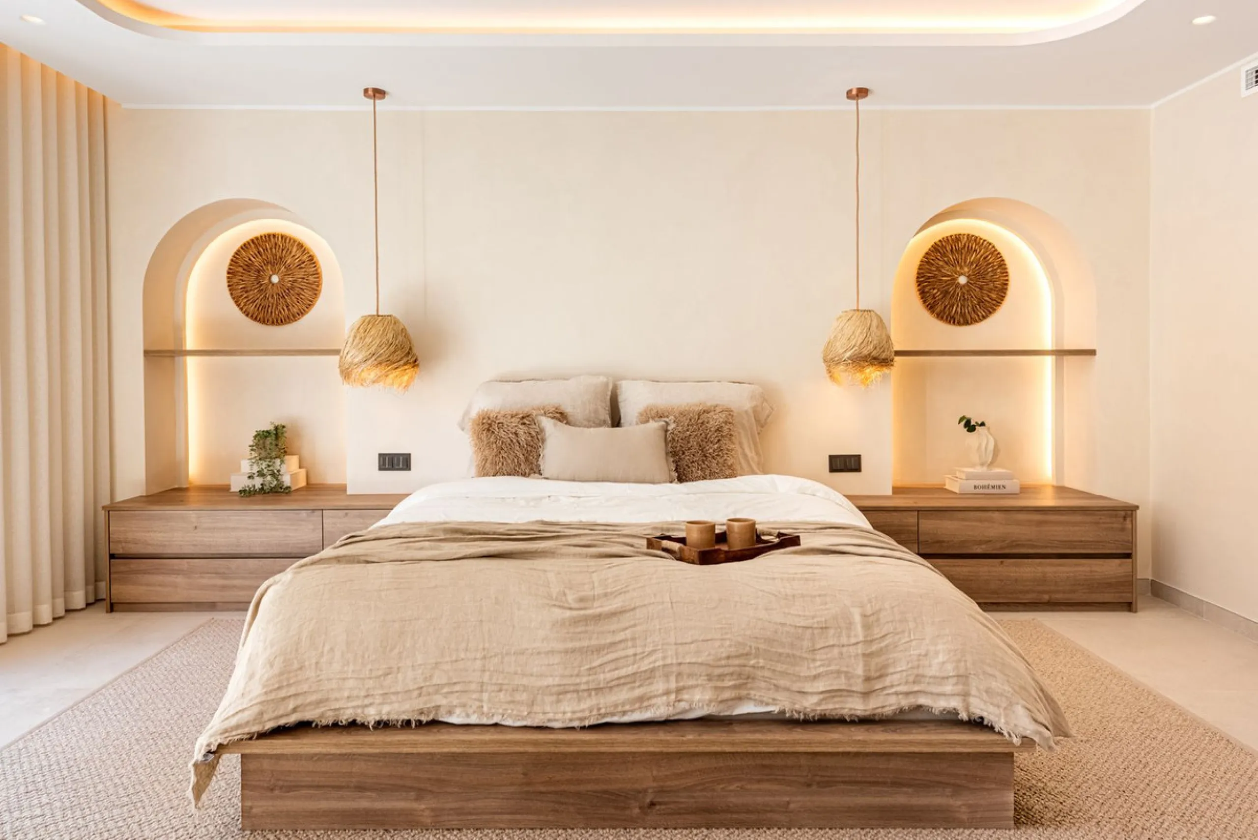 A fully renovated and exceptional townhouse located in the charming and highly sought-after community of La Virginia, on Marbella's prestigious Golden Mile.