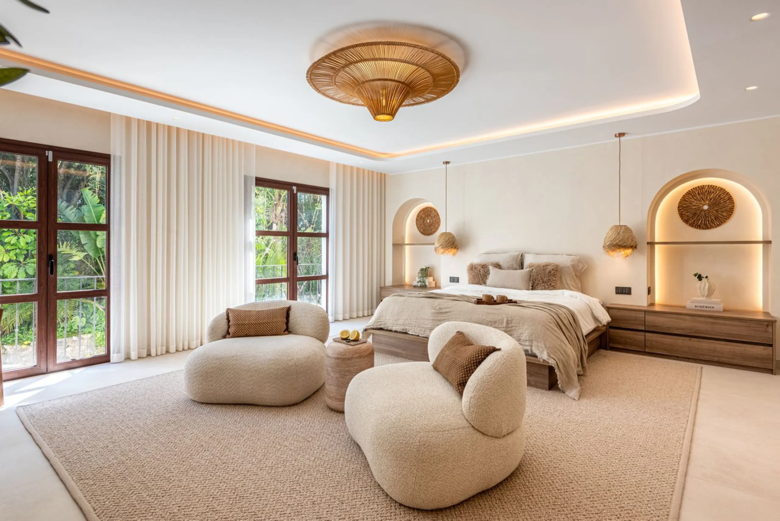 A fully renovated and exceptional townhouse located in the charming and highly sought-after community of La Virginia, on Marbella's prestigious Golden Mile.