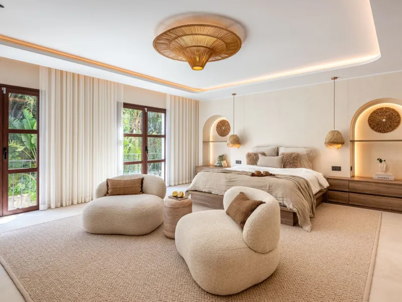 A fully renovated and exceptional townhouse located in the charming and highly sought-after community of La Virginia, on Marbella's prestigious Golden Mile.