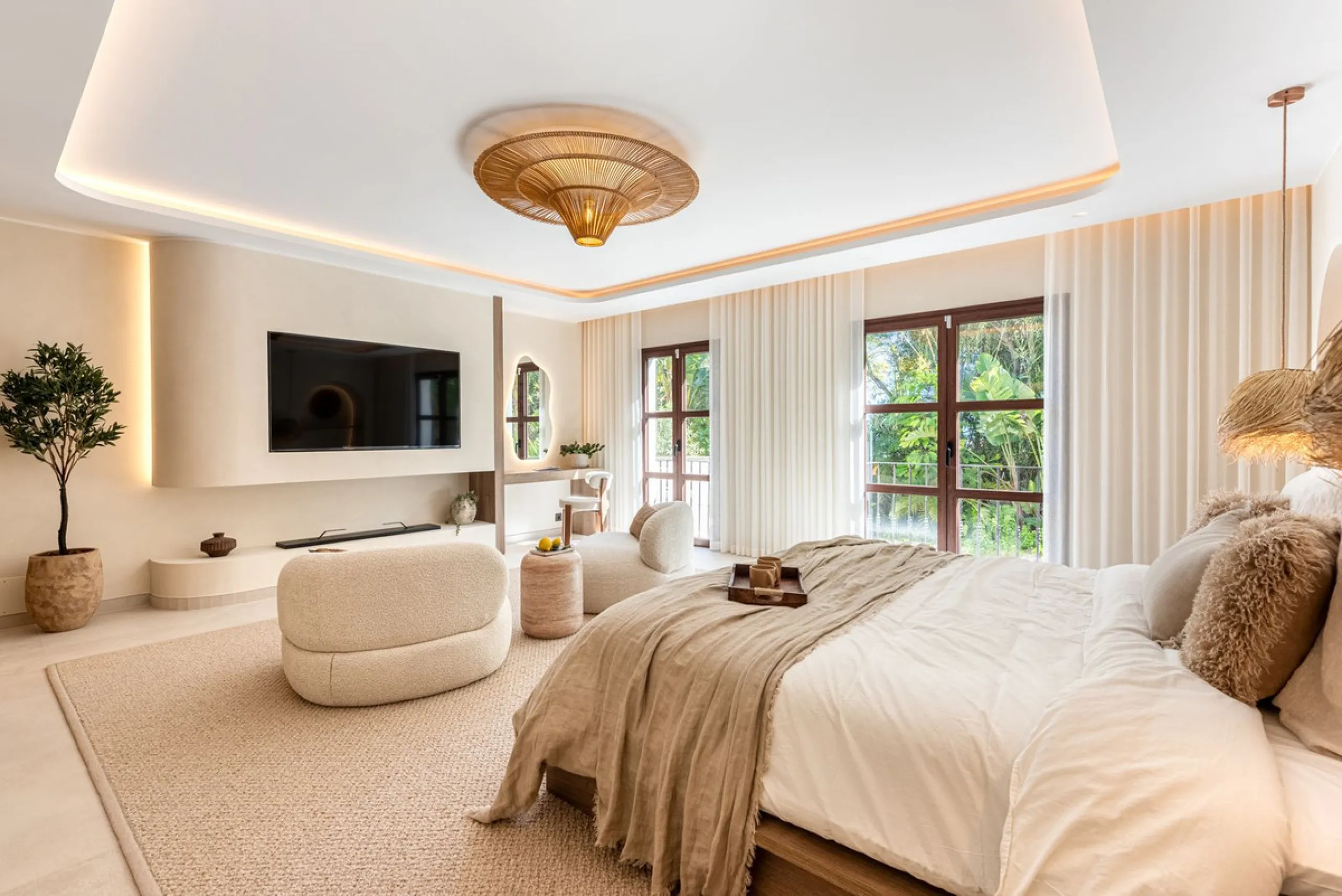 A fully renovated and exceptional townhouse located in the charming and highly sought-after community of La Virginia, on Marbella's prestigious Golden Mile.