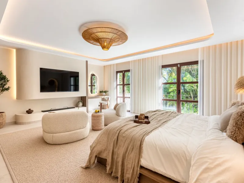 A fully renovated and exceptional townhouse located in the charming and highly sought-after community of La Virginia, on Marbella's prestigious Golden Mile.