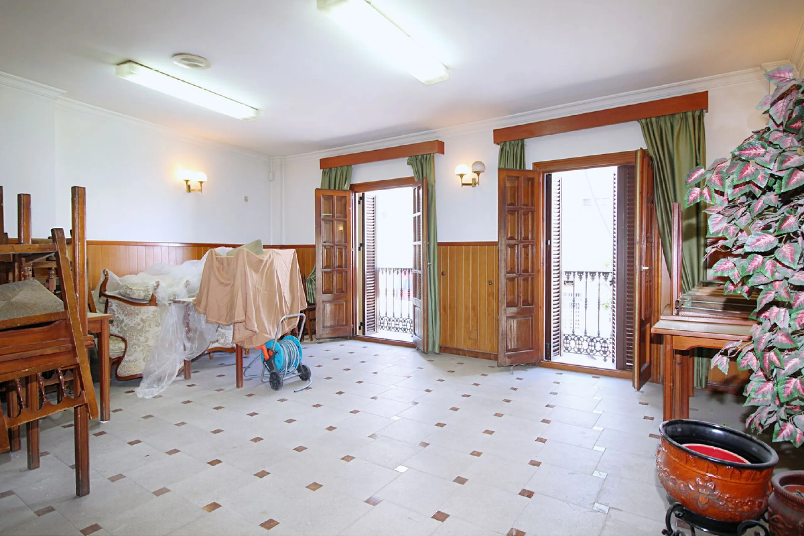 Incredible investment opportunity on this beautiful building with an excellent location downtown Coín. 558 m2 built, with commercial and house use.