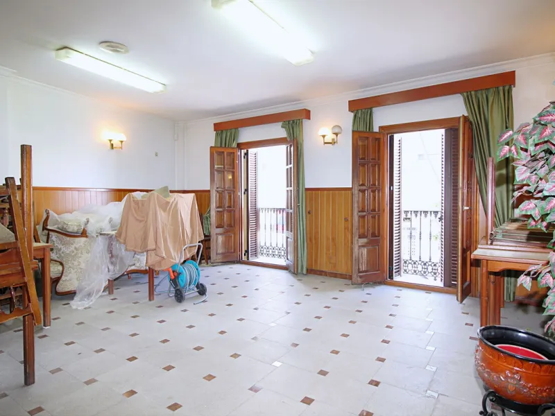 Incredible investment opportunity on this beautiful building with an excellent location downtown Coín. 558 m2 built, with commercial and house use.