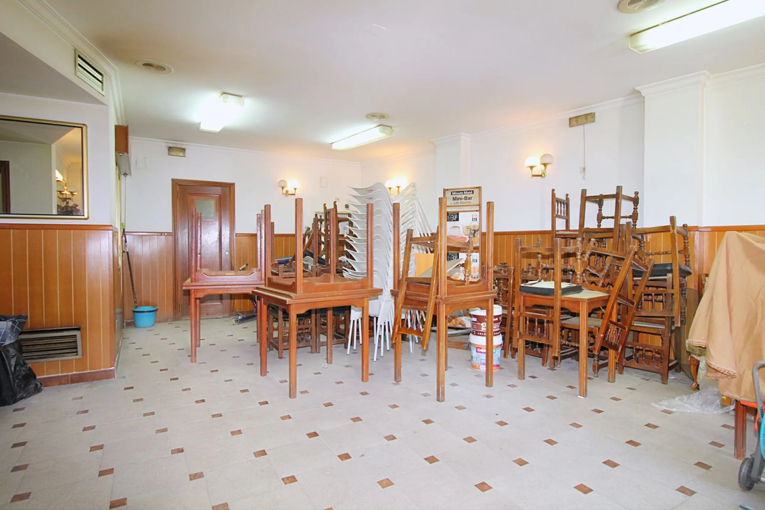 Incredible investment opportunity on this beautiful building with an excellent location downtown Coín. 558 m2 built, with commercial and house use.