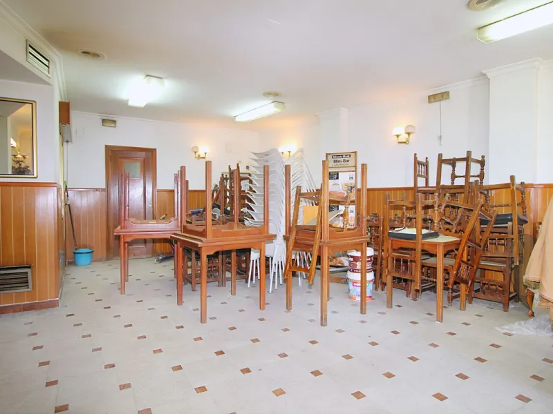 Incredible investment opportunity on this beautiful building with an excellent location downtown Coín. 558 m2 built, with commercial and house use.