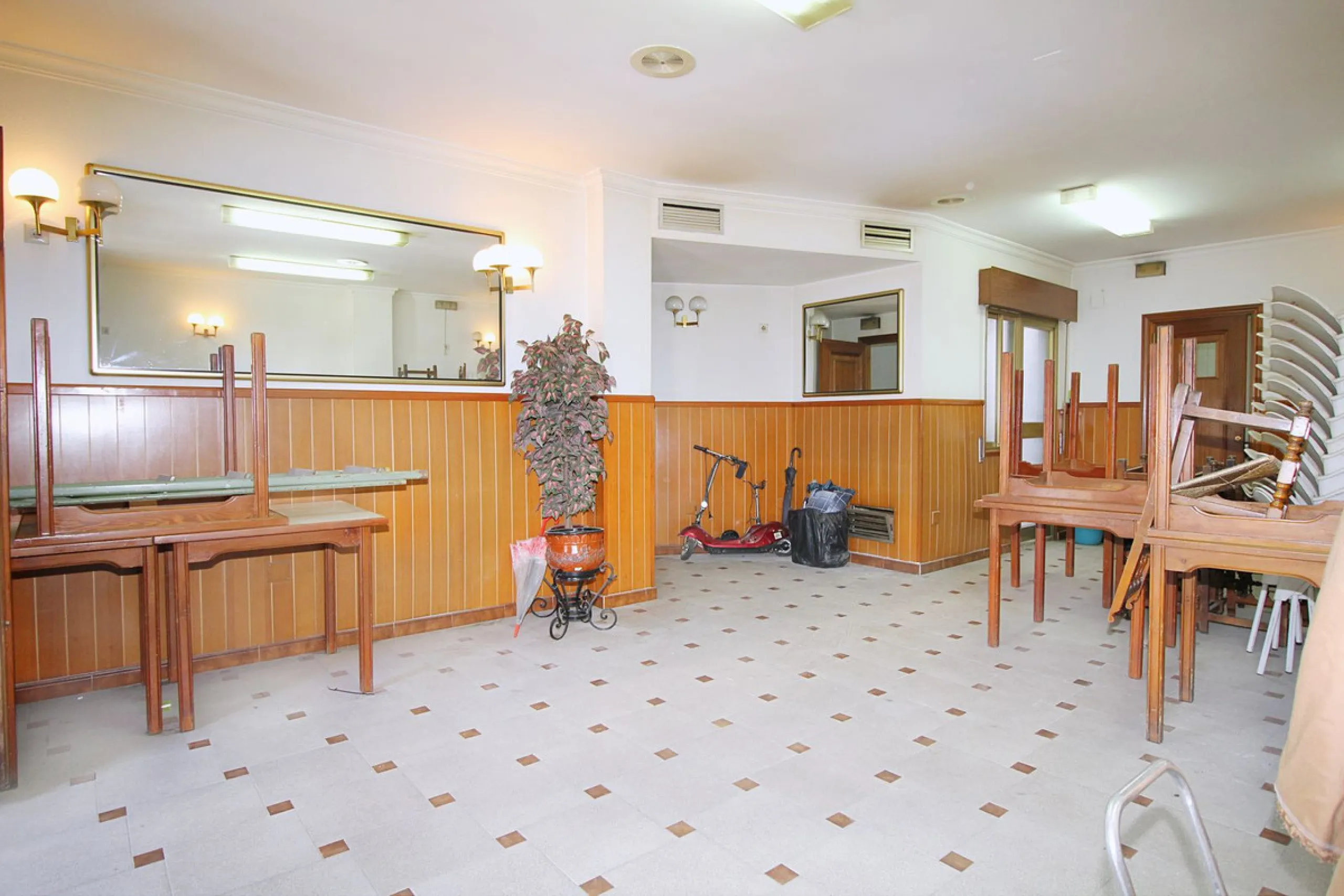 Incredible investment opportunity on this beautiful building with an excellent location downtown Coín. 558 m2 built, with commercial and house use.