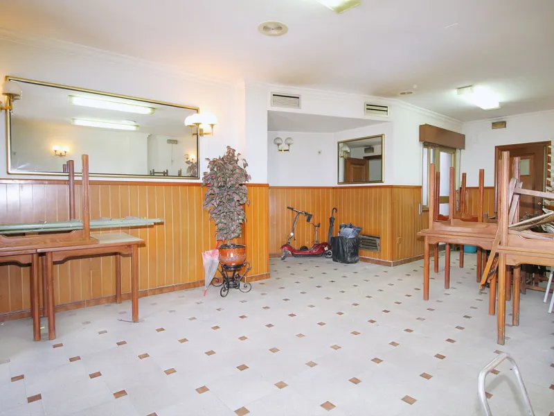 Incredible investment opportunity on this beautiful building with an excellent location downtown Coín. 558 m2 built, with commercial and house use.