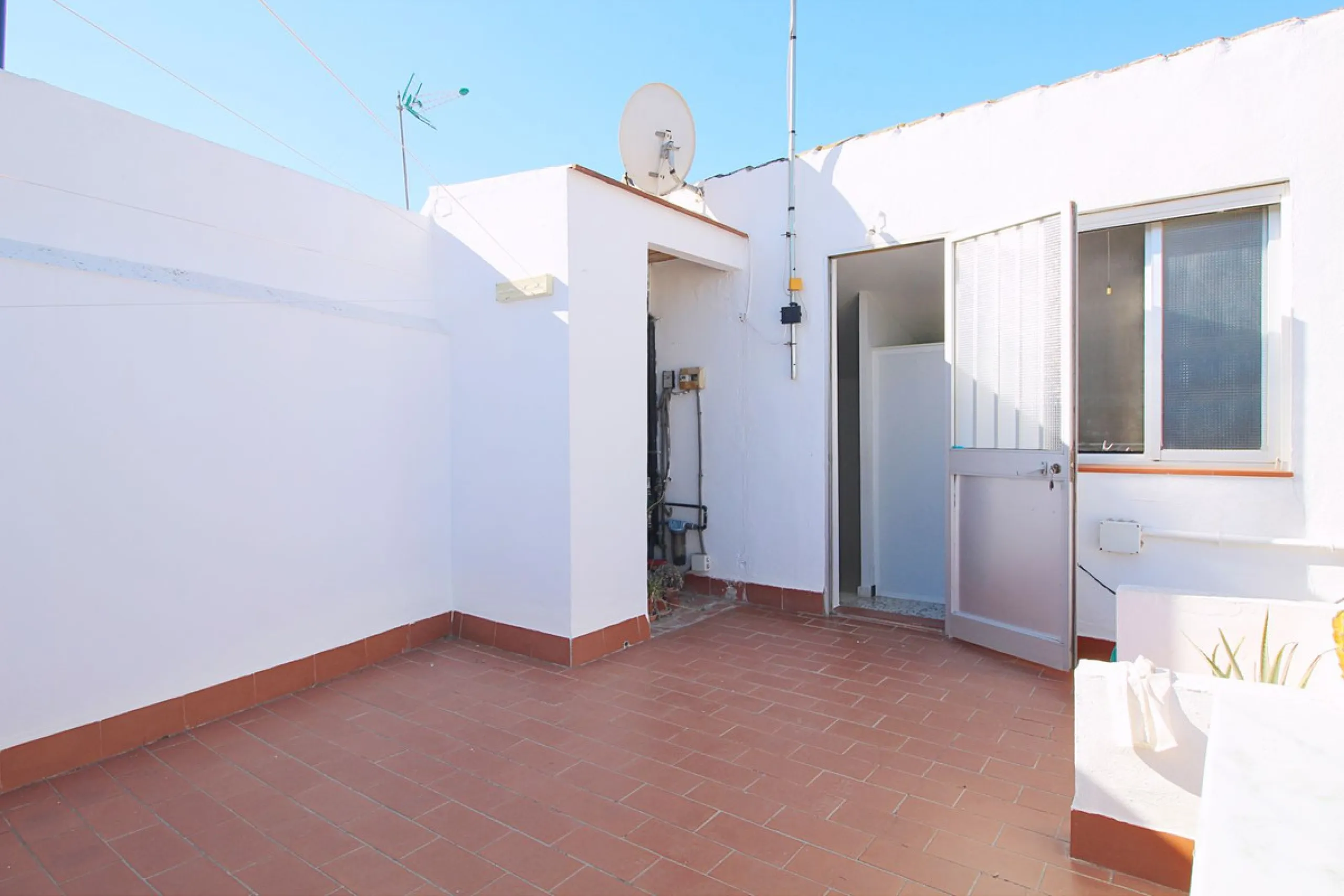 Incredible investment opportunity on this beautiful building with an excellent location downtown Coín. 558 m2 built, with commercial and house use.