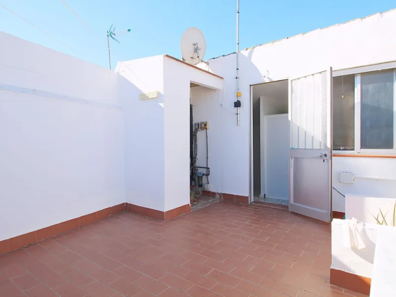 Incredible investment opportunity on this beautiful building with an excellent location downtown Coín. 558 m2 built, with commercial and house use.