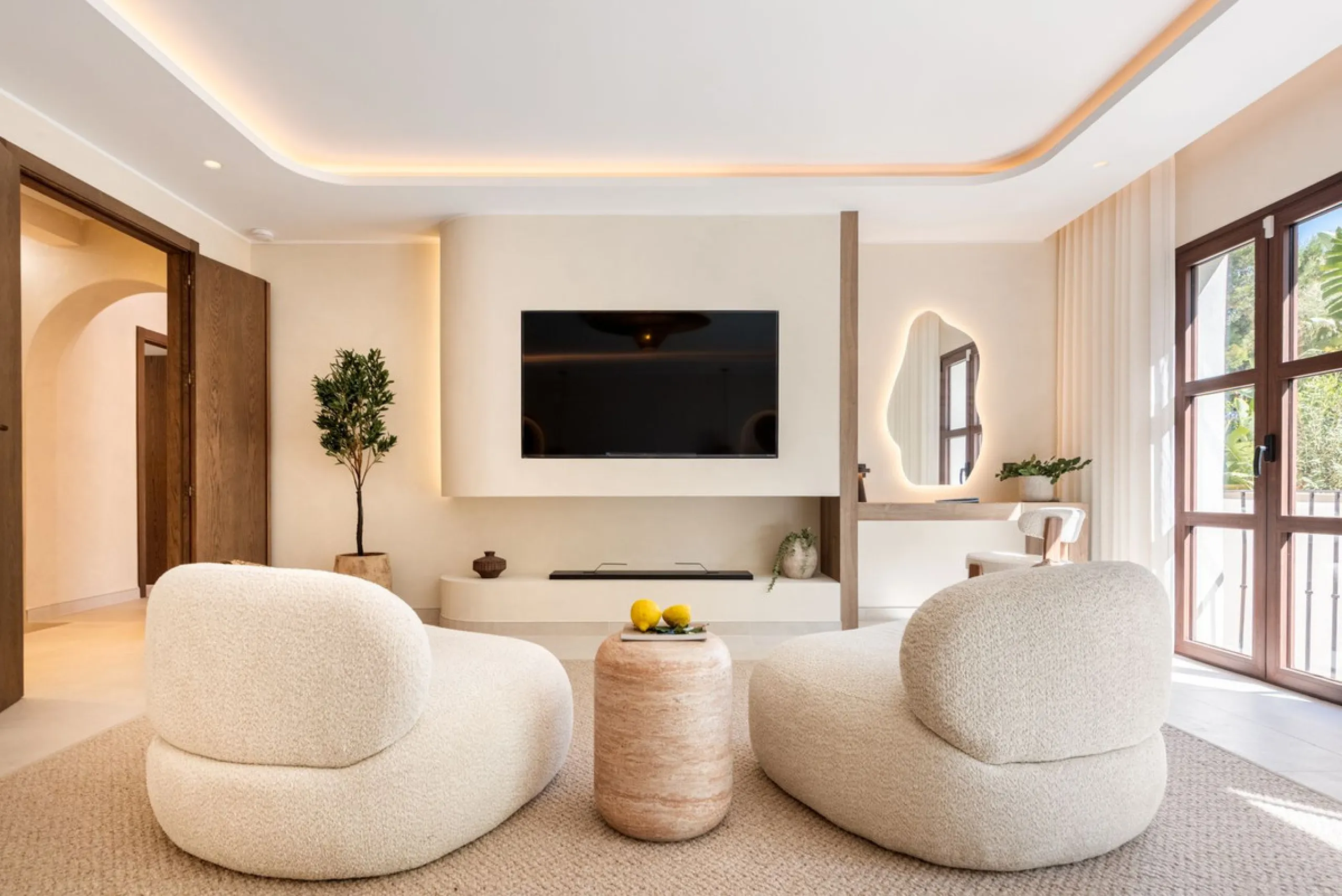 A fully renovated and exceptional townhouse located in the charming and highly sought-after community of La Virginia, on Marbella's prestigious Golden Mile.