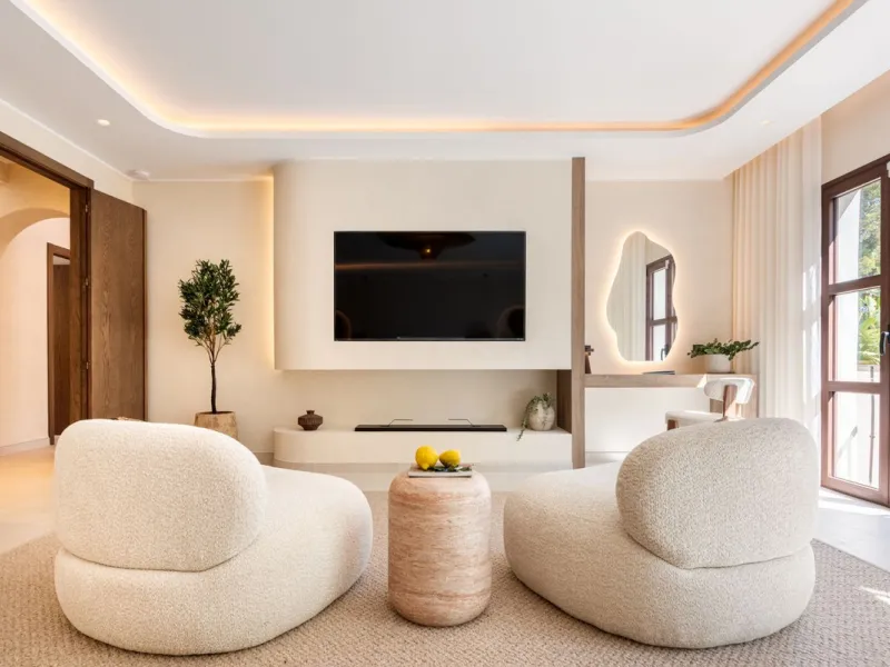 A fully renovated and exceptional townhouse located in the charming and highly sought-after community of La Virginia, on Marbella's prestigious Golden Mile.