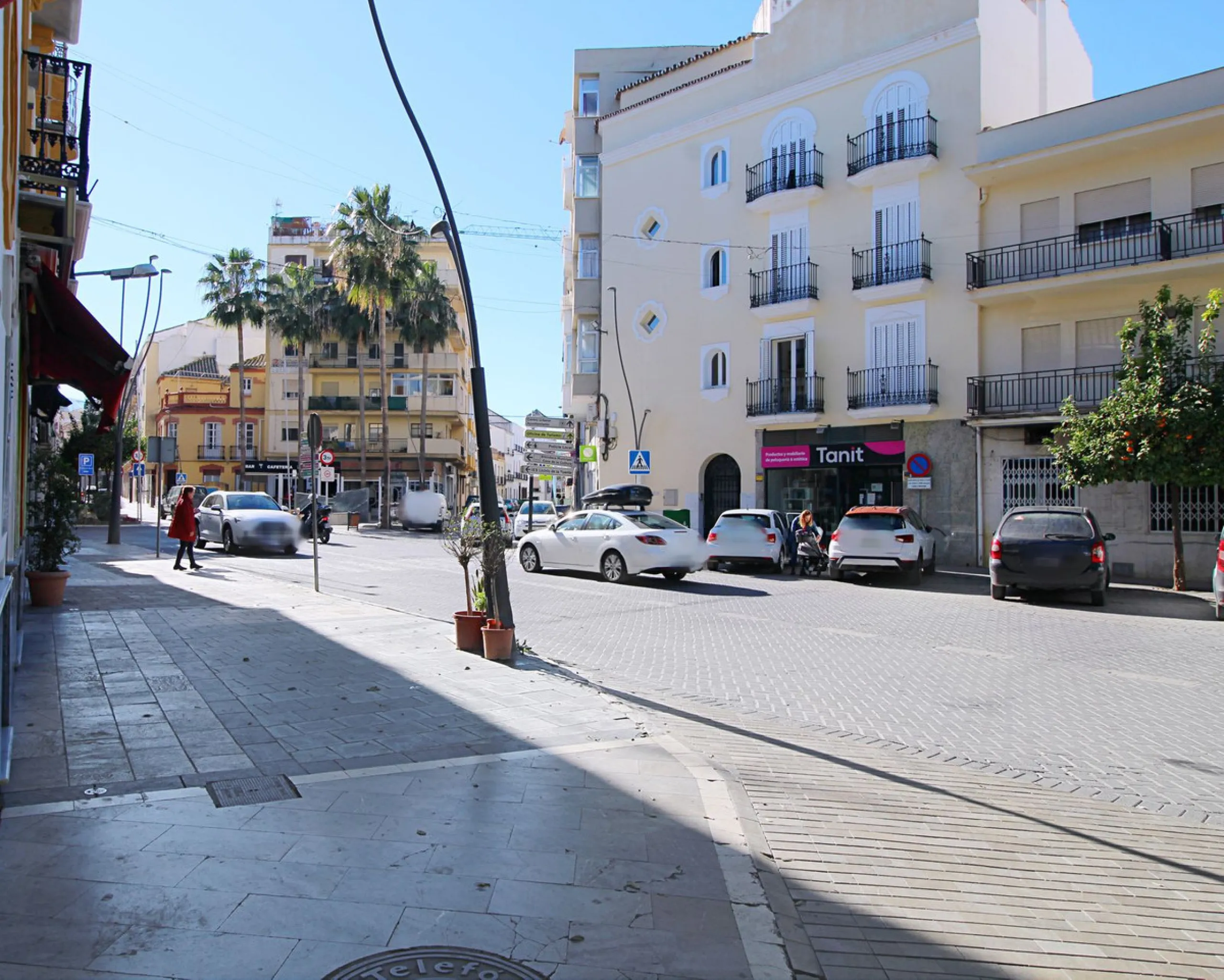 Incredible investment opportunity on this beautiful building with an excellent location downtown Coín. 558 m2 built, with commercial and house use.