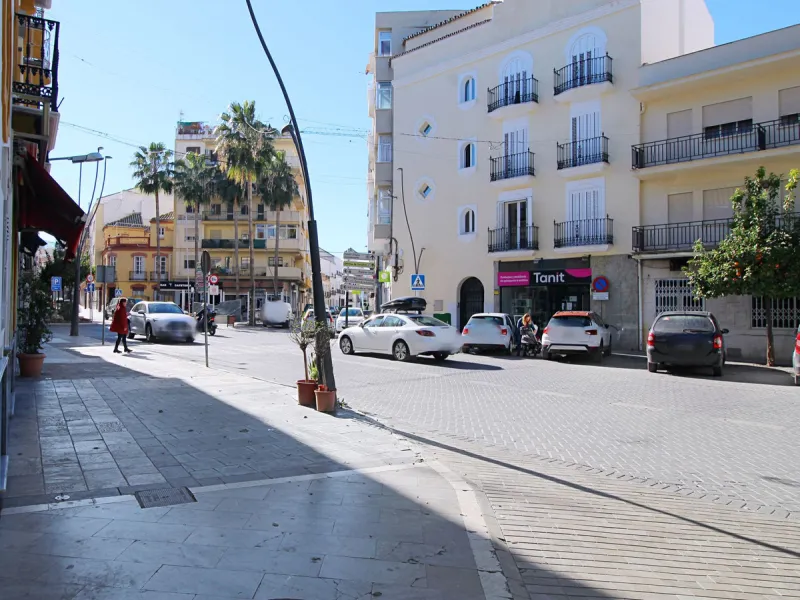 Incredible investment opportunity on this beautiful building with an excellent location downtown Coín. 558 m2 built, with commercial and house use.