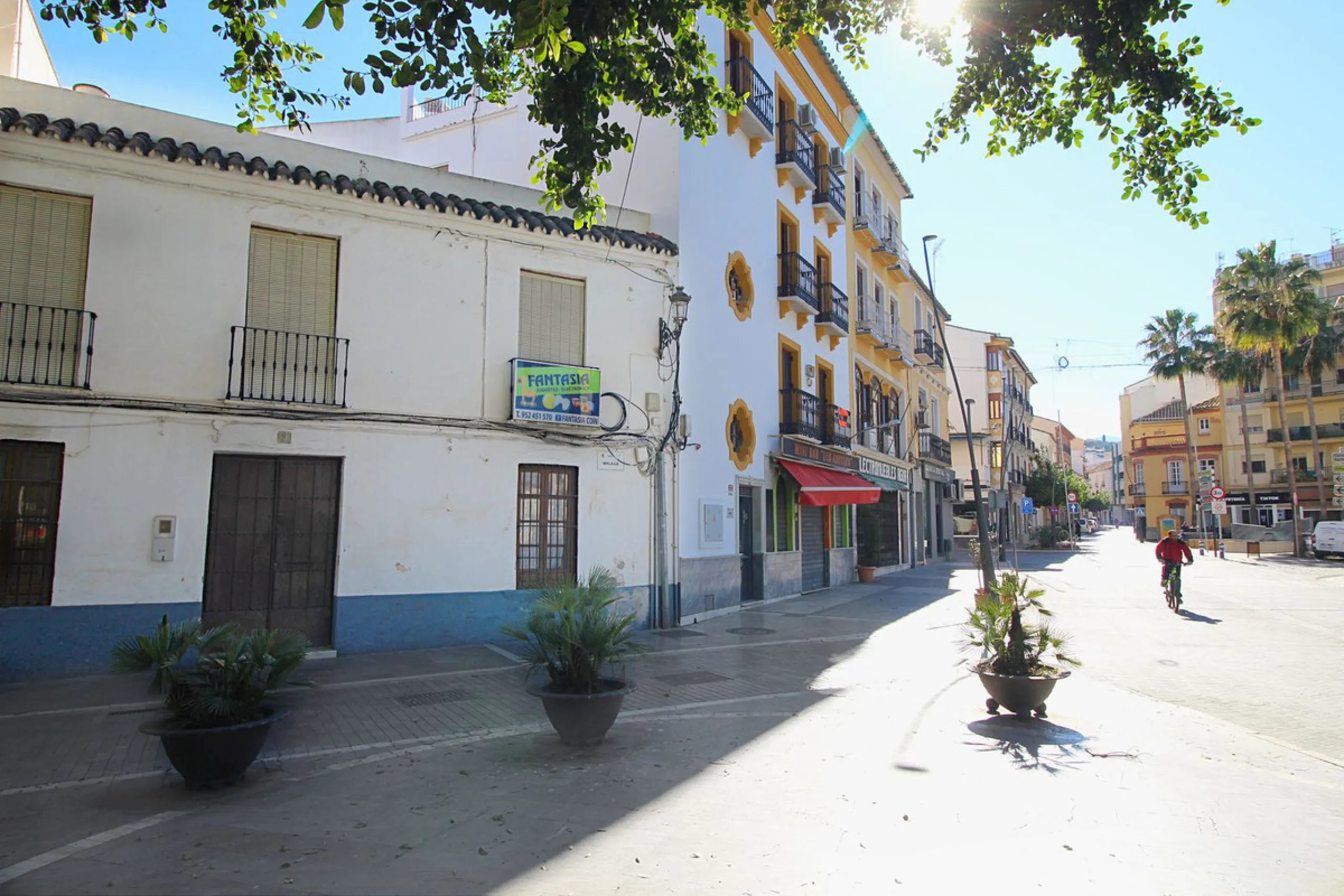 Incredible investment opportunity on this beautiful building with an excellent location downtown Coín. 558 m2 built, with commercial and house use.