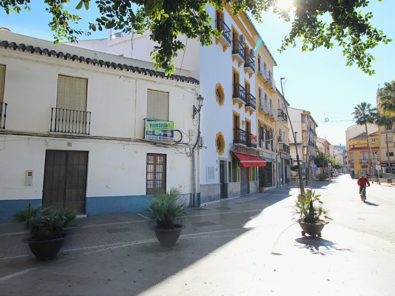 Incredible investment opportunity on this beautiful building with an excellent location downtown Coín. 558 m2 built, with commercial and house use.