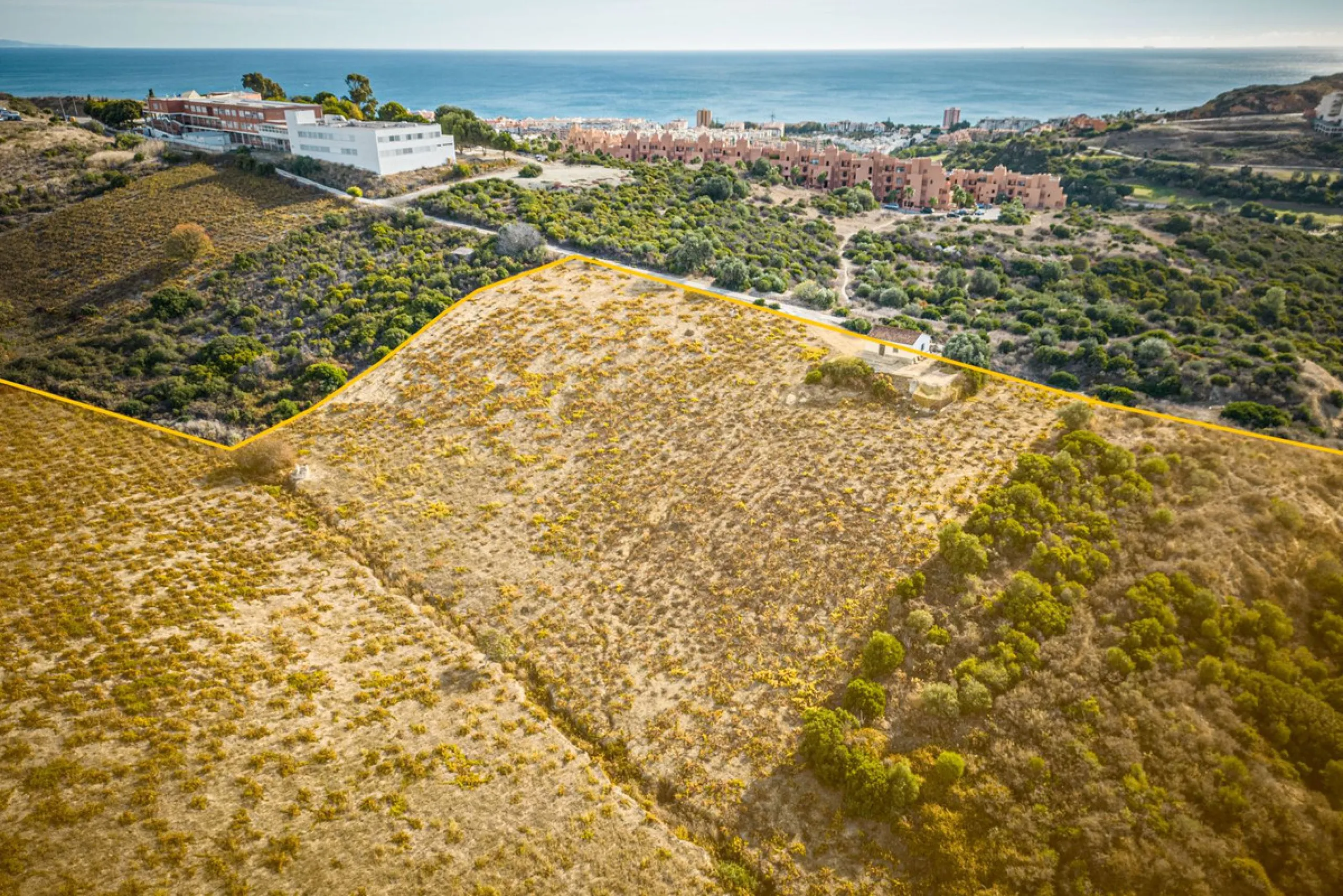 Land on undeveloped land for protection of vineyards with a house in Manilva.