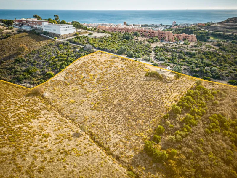 Land on undeveloped land for protection of vineyards with a house in Manilva.